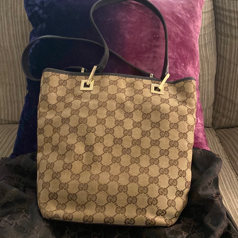 Gucci tote, small. The canvas has no stains. Excellent used condition.